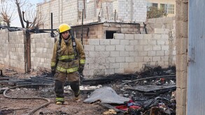 bomberos trabajando en el incendio de un jacal en la colonia  Ampliación Valle La Rosita de Torreón.