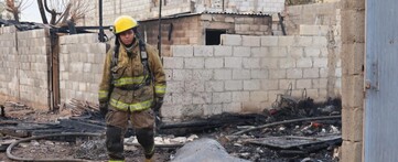 bomberos trabajando en el incendio de un jacal en la colonia  Ampliación Valle La Rosita de Torreón.