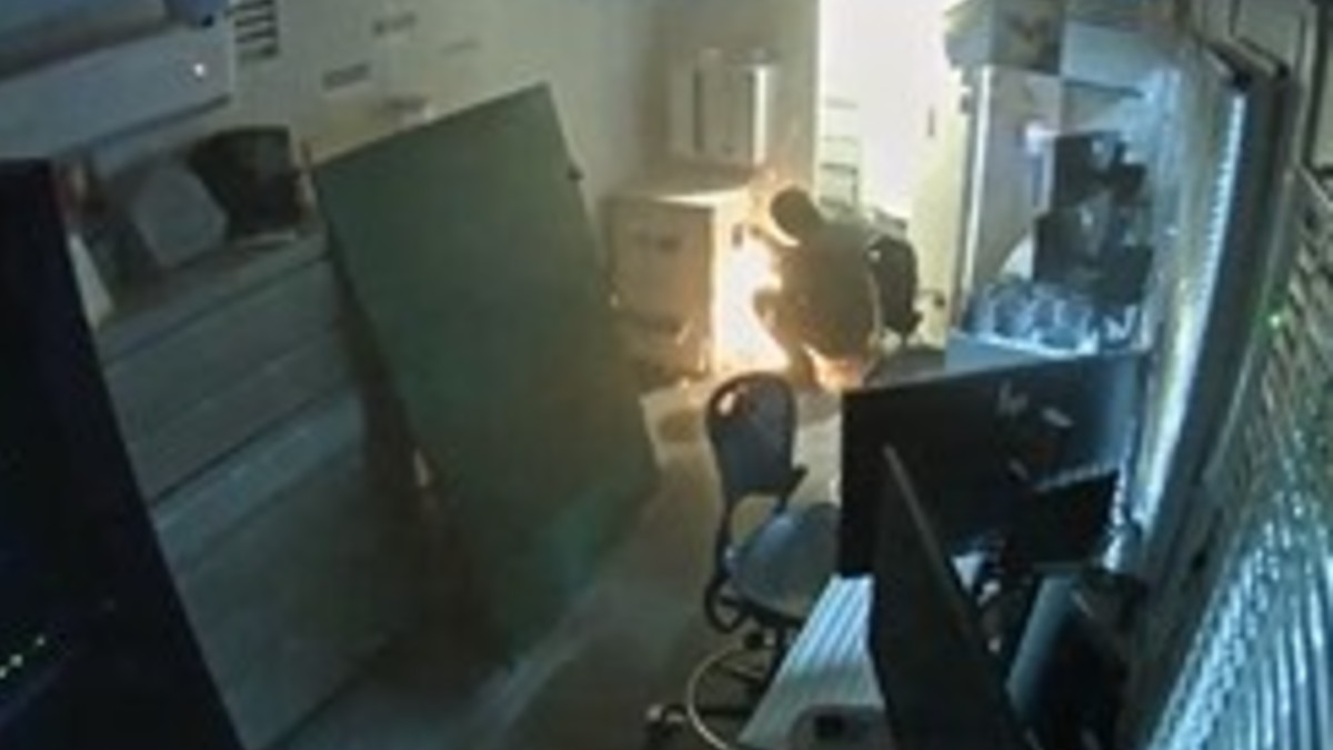 Se observa a varios hombres encapuchados soldando una caja.