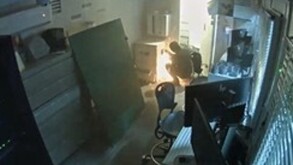 Se observa a varios hombres encapuchados soldando una caja.