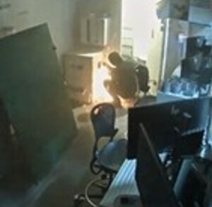 Se observa a varios hombres encapuchados soldando una caja.