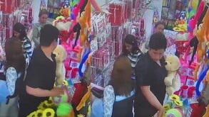 Varias personas en centro comercial