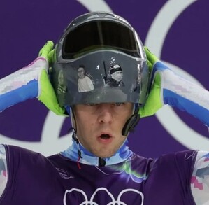 Casco del competidor descalificado en los Juegos Olímpicos de Invierno