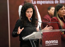 Luisa María Alcalde dando declaraciones del por qué Morena no aprueba el Presupuesto 2026 en Nuevo León.