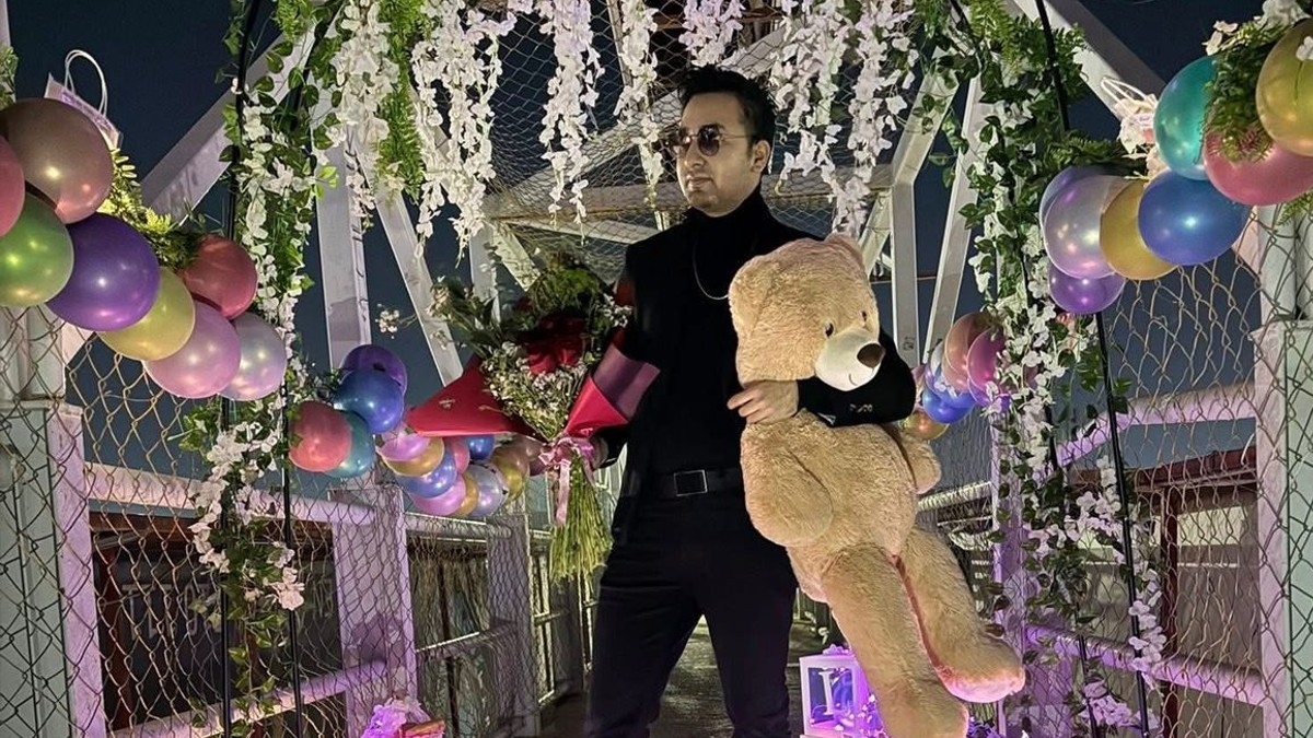 Moisés decorador de un puente, colores, flores y un oso.