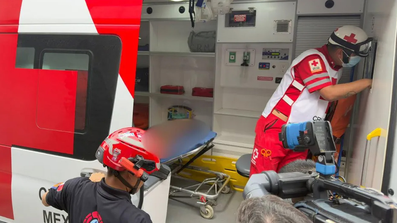 Una movilización policial se registró en el Centro de Monterrey, luego de que una mujer de 29 años fuera golpeada y atacada con un arma blanca.