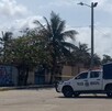 patrulla de la policía de coatzacoalcos en una calle donde fue abandonada una hielera con restos humanos