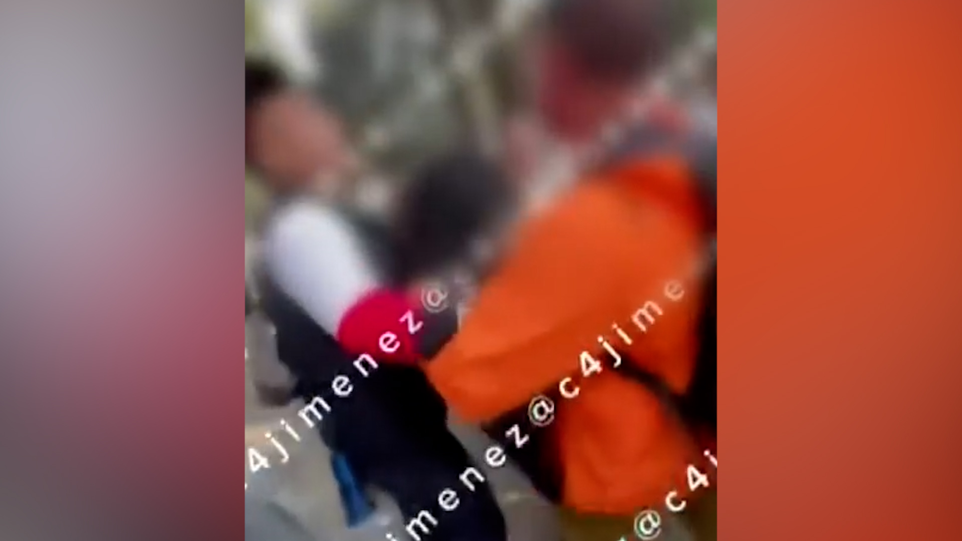 En profesor de deportes fue amenazado y empujado por un padre de familia al intentar detener la riña donde estaba participando su hija.