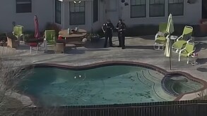 Policías de Texas atendiendo el reporte de dos hermanas sin vida al interior de una alberca.