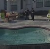 Policías de Texas atendiendo el reporte de dos hermanas sin vida al interior de una alberca.