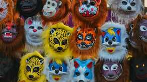 Un grupo de máscaras de diferentes tipos de animales hechas de plástico en un puesto de máscaras de animales