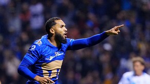 Juninho Vieira, jugador brasileño celebrando el gol de los universitarios.