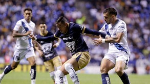Jugadores de Pumas y Puebla jugando en la Liga MX.