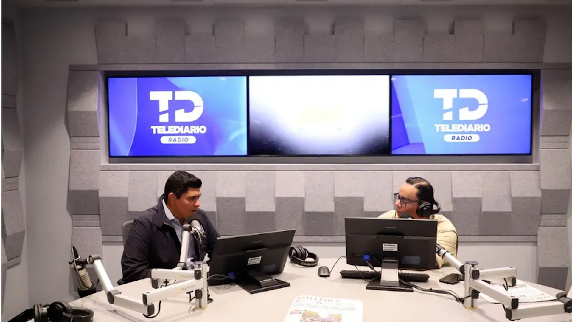 Voces como Fernando Núñez, Kathia León y Jorge Luis Ramírez celebran la permanencia y magia de la radio.