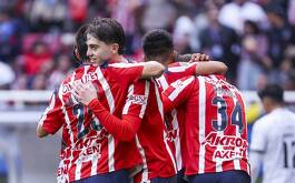 Jugadores de Chivas festejando