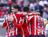 Jugadores de Chivas festejando