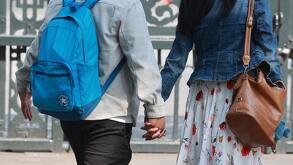 Pareja caminando el Día del Amor y la Amistad