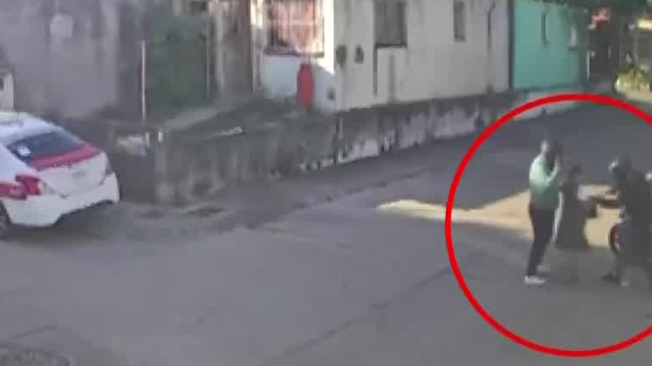 Cámaras captaron el momento en que dos sujetos en motocicleta asaltaron y golpearon a una adulta mayor en Veracruz.