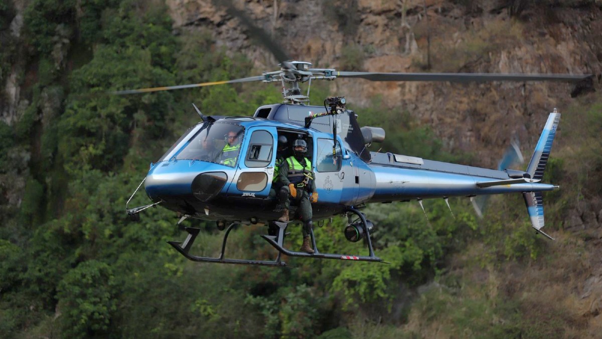 Helicóptero Zeus de Jalisco con oficiales dentro sobrevolando el Río San Juan de Dios a un costado de la Barranca de Huentitán