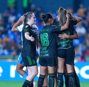 Celebración de la victoria de Tigres Femenil ante Puebla.
