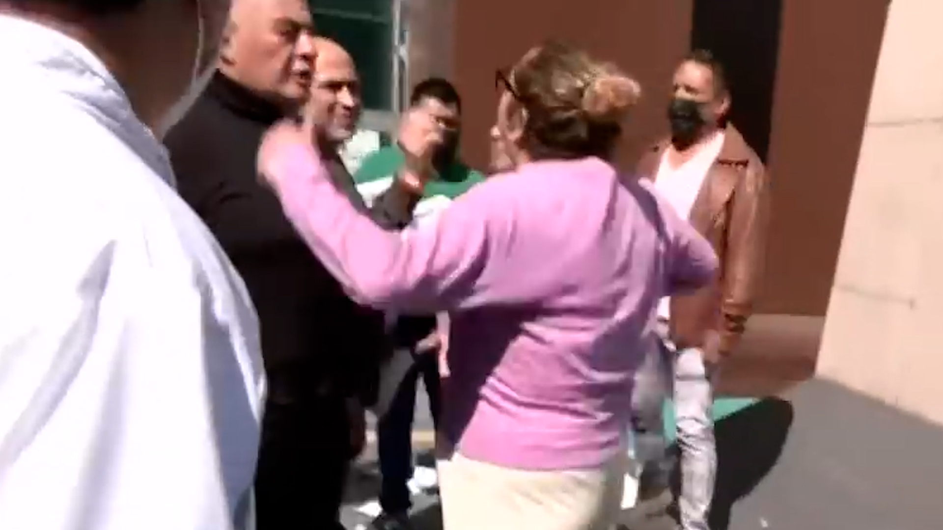 Jornada de tensión en el Poder Judicial de la CdMx durante enfrentamientos con botellas de agua y empujones tras el intento de desalojo de manifestantes.