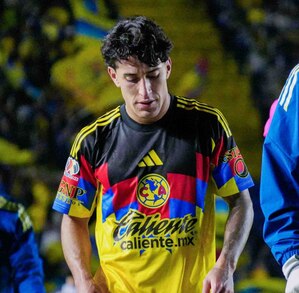 Alejandro Zendejas saliendo lesionado del partido ente Rayados.