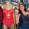 una mujer joven muestra productos en una sex shop