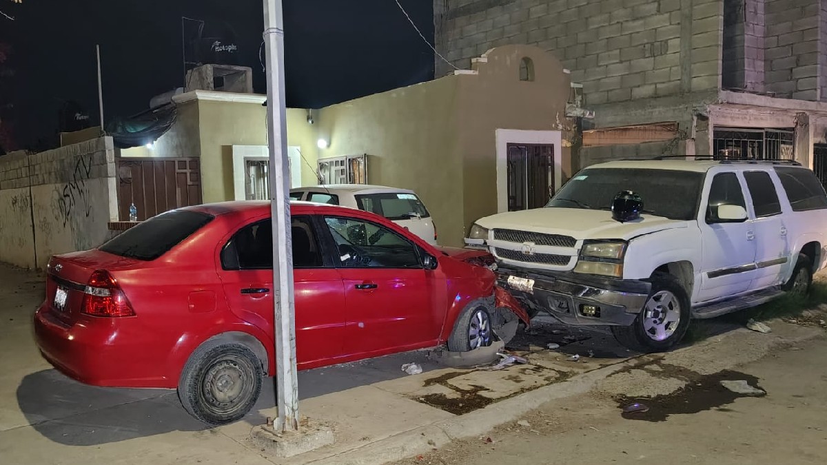Autos impactados por un conductor ebrio que perdió el control de su unidad en Veredas La Paz de Torreón.