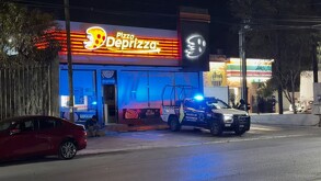 Durante el atraco, realizaron detonaciones con arma de fuego al interior del negocio