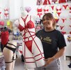 una mujer joven muestra lencería en una tienda