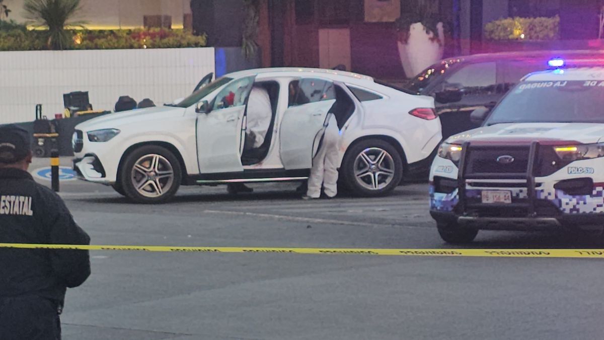 Fotografía del equipo forense trabajando luego del levantamiento de los cuerpos en Angelópolis.