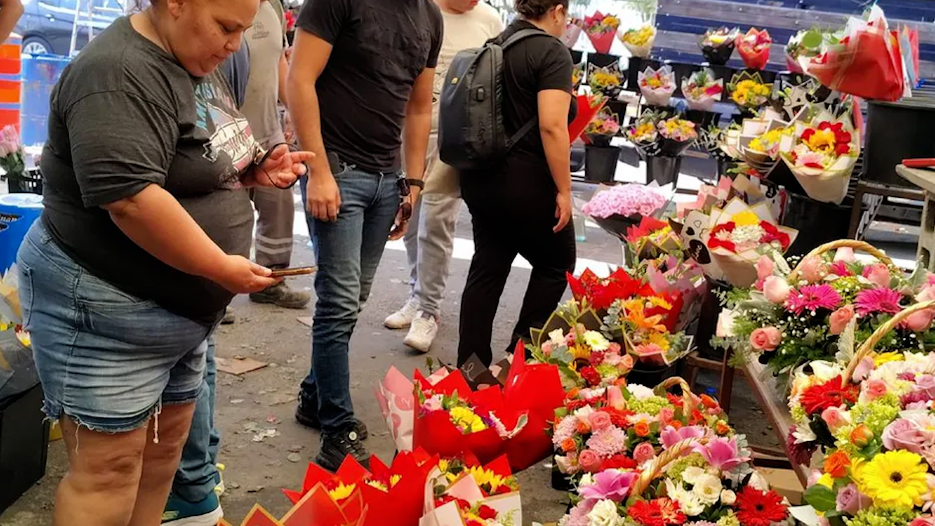 En una fecha tan especial, como lo es el 14 de febrero, Día de San Valentín, el trabajo se incrementa para los comerciantes de flores.