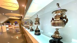 Trofeos de Chivas en el museo del Estadio Akron.