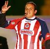 Cuauhtémoc Blanco usando la playera de Chivas tras perder una apuesta en un Clásico Nacional.