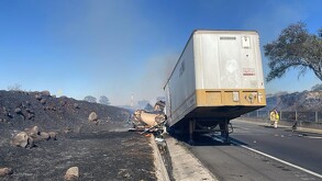 Elementos estatales combaten el incendio de cajas secas en la autopista San Juan de los Lagos–Zapotlanejo.