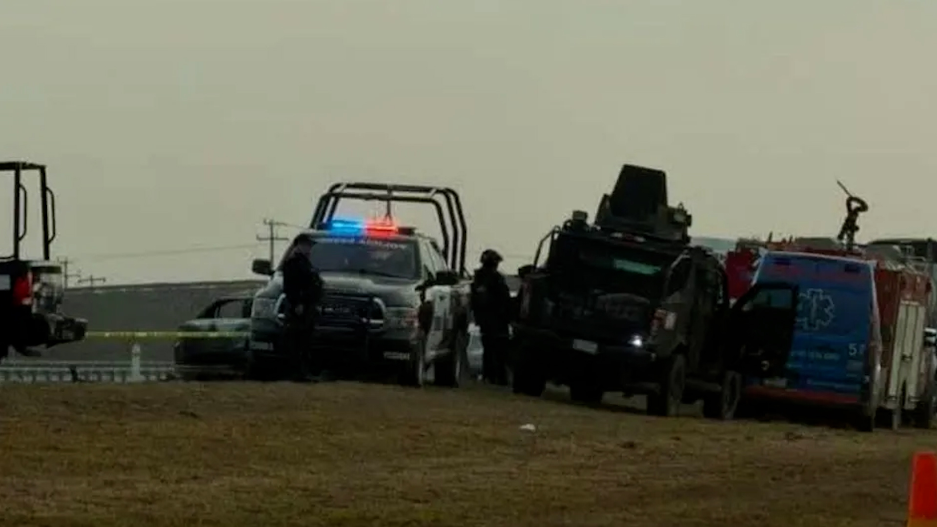 Autoridades investigan el hallazgo de una persona sin vida tras el incendio total de un automóvil en General Bravo.