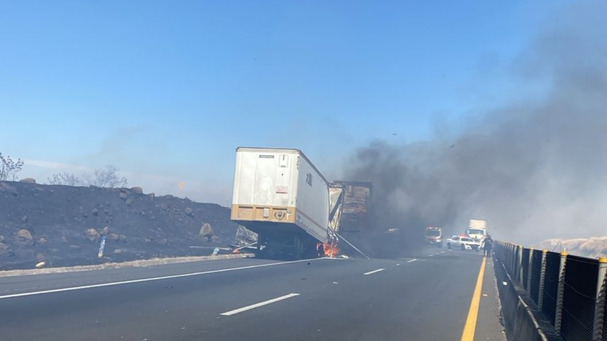 Elementos estatales combaten el incendio de cajas secas en la autopista San Juan de los Lagos–Zapotlanejo.