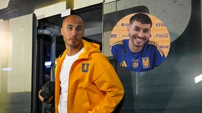 Guido Pizarro saliendo del autobús de Club Tigres previo a un partido de Liga MX.
