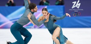 Pareja de competidores de patinaje artístico durante una competencia en Milano-Cortina 2026.