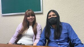 Mujer con su pareja a quien le dono un riñón