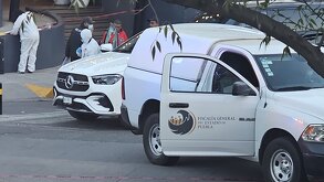 peritos de la fiscalía en el lugar del ataque en sala de despecho puebla