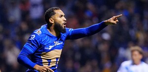 Juninho Vieira, jugador brasileño celebrando el gol de los universitarios.