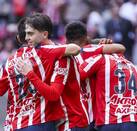 Jugadores de Chivas festejando