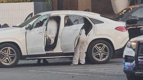 peritos revisan un auto con impactos de bala tras el ataque en sala de despecho en puebla