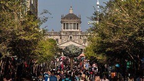 Tapatíos celebran con orgullo el 484 aniversario de Guadalajara, resaltando su identidad y tradiciones.