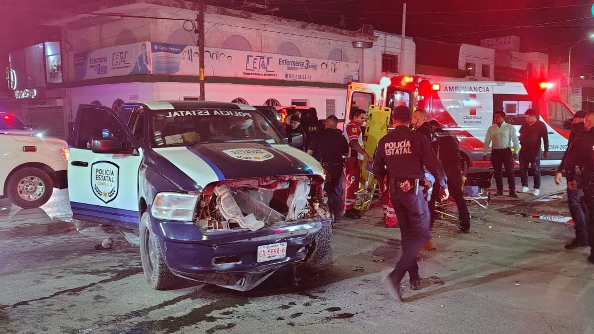 Paramédicos atendiendo un accidente entre un automóvil particular y una patrulla estatal en el Centro de Torreón.