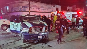 Paramédicos atendiendo un accidente entre un automóvil particular y una patrulla estatal en el Centro de Torreón.