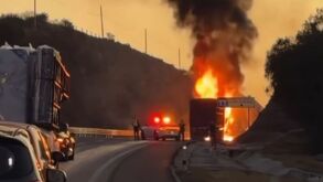 Trailer se incendia en la autopista México-Tuxpan a la altura de Zempoala