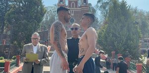 Yoali Mosqueda y Miguel Nieblas en Metepec previo a su combate.