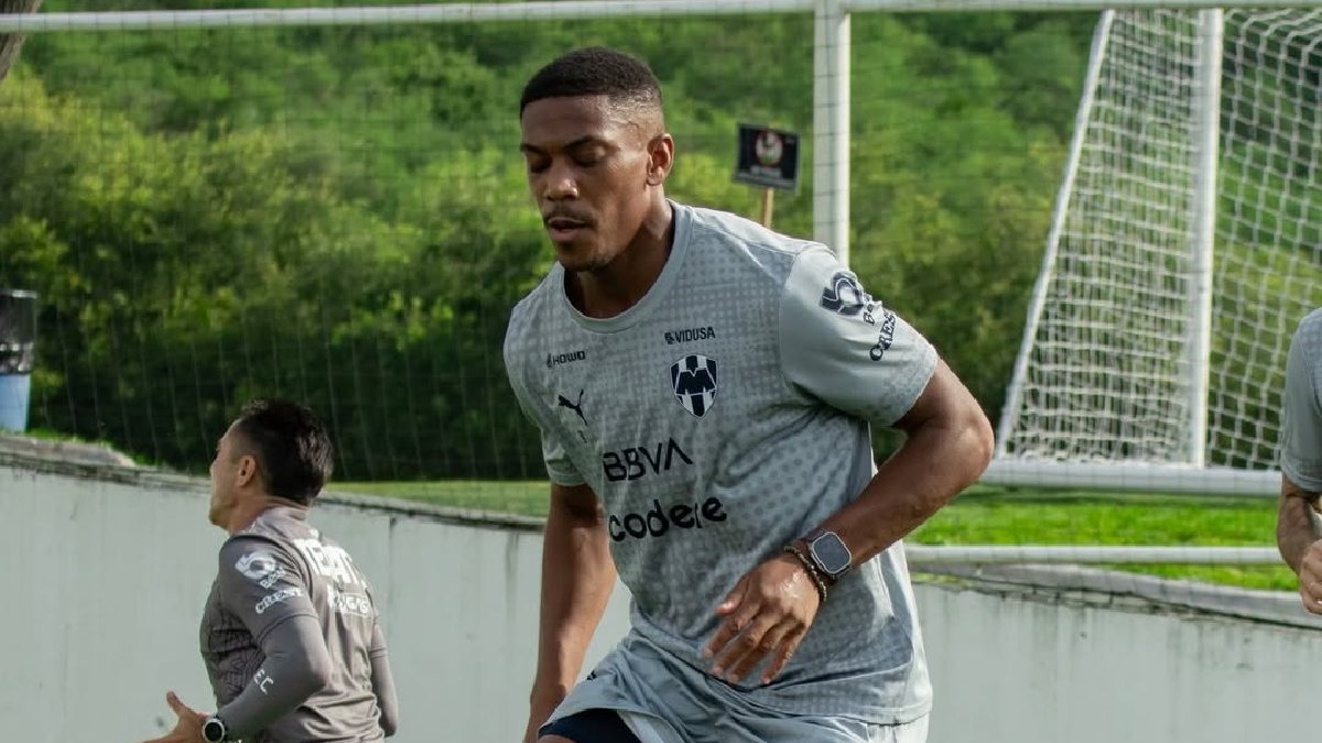 Anthony Martial salió lesionado del hombro en el partido de Rayados vs León de la jornada 6 en la Liga MX.